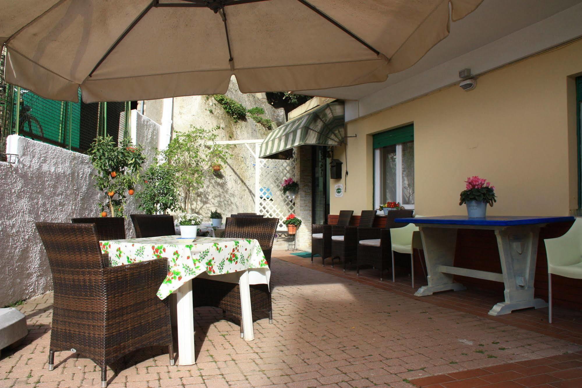 Albergo Oasi Finale Ligure Exterior foto